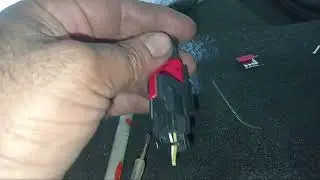Renault logan com a luz do airbag ligada no painel. 