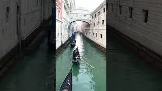Gondoleers passing the Bridge of Sighs