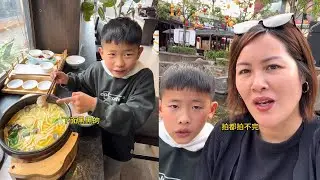 一家人来丽江古城拍写真，结果写真没拍成，剩下姨妈两母子逛丽江古城，感叹丽江古城太美啦
