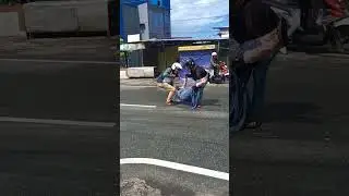 Я думал, что это авария с участием мотоцикла, но оказалось, что он притворился спящим посреди дор...