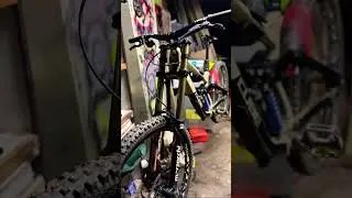 Nouvelle fourche chemise. Je devrais quand m&ecirc;me nettoyer mon v&eacute;lo pour une fois.#viralvideo #mtb