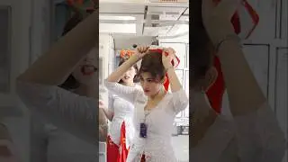 Flight attendants getting ready to celebrate Christmas onboard ☺️