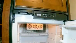 Установка циркуляционного вентилятора в холодильнике автодома Beech Lane