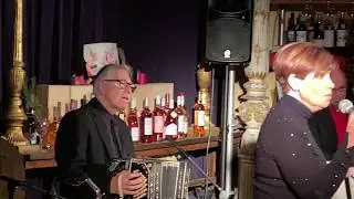 Raul Jaurena Trio mit Marga Mitchell live im Wein-Musketier, Wein & Kultur in Stuttgart