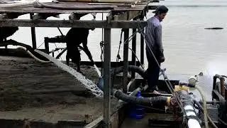 Bongkar pasir sungai berau