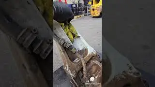 Cleaning Aircraft Landing Gear Side Strut in Seconds | M-AWR Aviation Degreaser Demo
