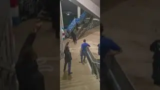 Hansafans schmeissen mit Pflastersteinen nach Schalke Fans im eigenen Stadion