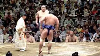 Myogiryu (7-3) - Komusubi Okinoumi (1-9) , Sumo : Natsubasho 2013