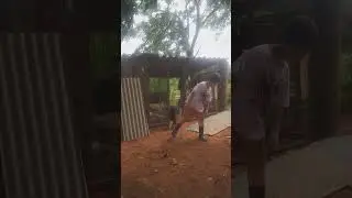 Meu marido e os netos fazendo um galinheiro