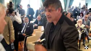 Skup&scaron;tina FK Partizan | Savo Milo&scaron;ević i Obućina u klinču