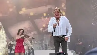 Rod Stewart Glastonbury 2025 She Wears It Well