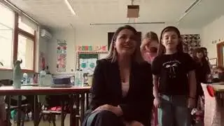 Mësuesja Sherife tregon se sa mirë i njeh nxënësit e saj  – vetëm duke dëgjuar zërin e tyre 👏😍