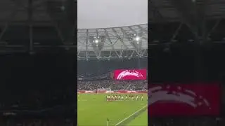 Болельщики &laquo;Вест Хэма&raquo; поют &laquo;пузыри&raquo; перед матчем Кубка Англии против &laquo;Куинз Парк Рейнджерс&raquo;.