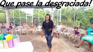 Que pase la desgraciada!!!. White Elephant Intercambio de Regalos. Parte 3