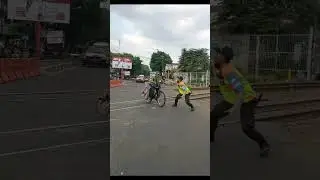 Detik-detik seorang kakek hampir terlindas kereta api