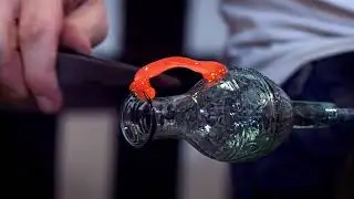 Souffler le verre dans un moule
