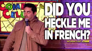Джаред Фрейд подвергся насмешкам на французском языке в Comedy Cellar.