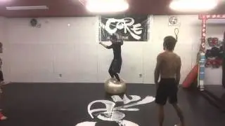 バランスボール 飛び乗り@COREMMA