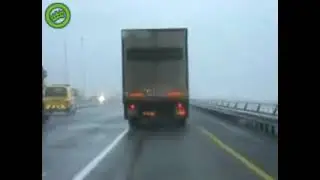Vrachtwagen kantelt