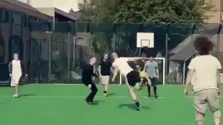 Partido de f&uacute;tbol en cancha inflable [Freestyle]