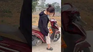 As soon as it saw its mother get into the car, the baby monkey quickly ran to her.