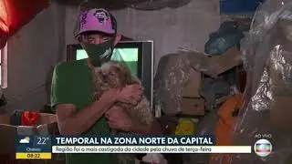 Homem salva cachorros de enchente e tem casa totalmente destruída