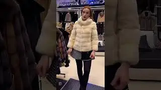 РЫЖЕНЬКАЯ ДЕВОЧКА В ТЕПЛЫХ КОЛГОТКАХ И ПЛАТЬЕ 👗 МЕРЯЕТ ШУБКИ #2026 #nylon #legs #feet 