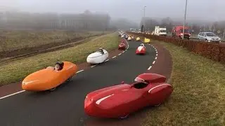 Koningsdag Ligfietsen tour met een peloton fietsers in een aerodynamische banaanfiets
