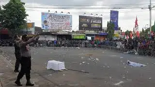 Pendemo Mulai Memanas di Jember, Pagar Kawat Jebol