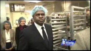 Atlanta Mayor Kasin Reed Delivers Open Hand's 20 Millionth Meal