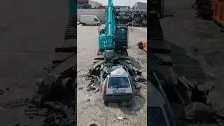 This Kobelco SK140SRD-7 multi-dismantler means business!