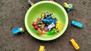 looking for toys in the pond, sand trucks, crane cars, mining cars, rocking trucks, lions