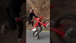 High 🛫🏍️ #enduro #wheelie #gsracing