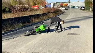 LE GAGNANT VIENT R&Eacute;CUP&Eacute;RER SA MOTO ET TOMBE AVEC...