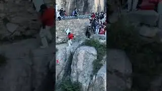A narrow catch -Tourists falling down while risking to take a shortcut in Mount Tai 游客泰山失足幸被抓住脚踝 #旅行
