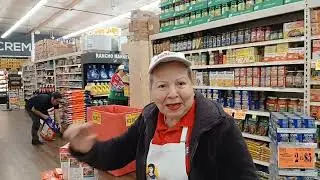 Venezolana feliz mostrando productos venezolanos en USA