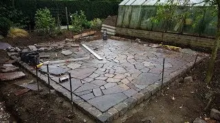 Polygonalplatten verlegen: Terrassengestaltung mit Naturstein (Porphyr)