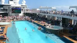 Круизное судно Mein Schiff 1 в бушующем Карибском море