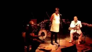 Becaye Aw describes Seven Winds project in polish and sings Yeromaama.