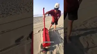 Treasure hunting on the beach😎 #funny #viralvideo #youtubeshorts #enjoy #explore #beautiful #beach