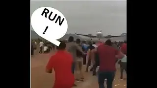 The plane flies directly at the heads of the audience/Самолет летит прямо на головы зрителей