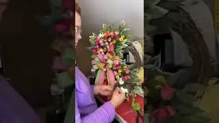 Spring Tulip Wreath🌷You&rsquo;re going to love this tulip wreath for your front door this Spring!