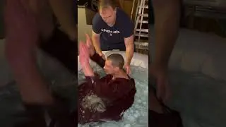 Крещение во имя Иисуса. Он получает Святого Духа. Крещение 🔥🔥. Говорение на языках. #шорты #иисус