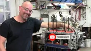 Скип Руди работает над своим Corvair Short Block