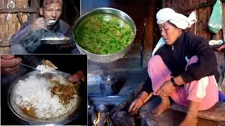 jungle man's good food healthy fresh food with fish || nettle gravy curry with corn flour rice