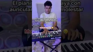 El pianista que ensaya con auriculares para no molestar