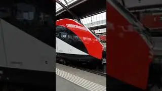 Bombardier train in Z&uuml;rich main station.