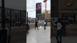 This busker asked Kelly Clarkson to sing 😳 #shorts | wait til she recognizes her 😂💀