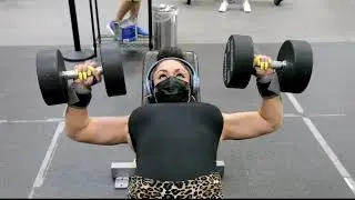 DUMBELL PRESS WITH A VERY STRONG WOMAN AT A COMMERCIAL GYM!