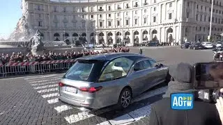 Valentino, i funerali a Roma: l'arrivo del feretro in piazza della Repubblica